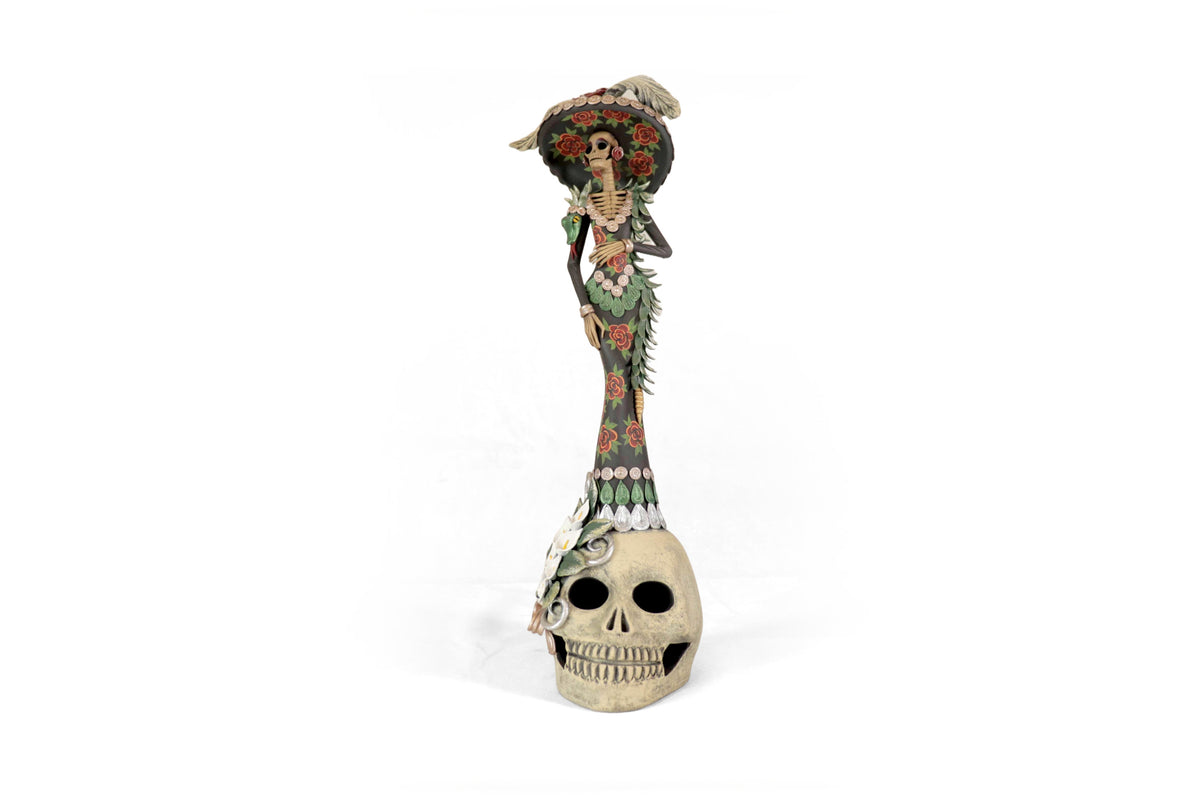 Catrina con flores rojas sobre calavera - 47 cm. 19 in.