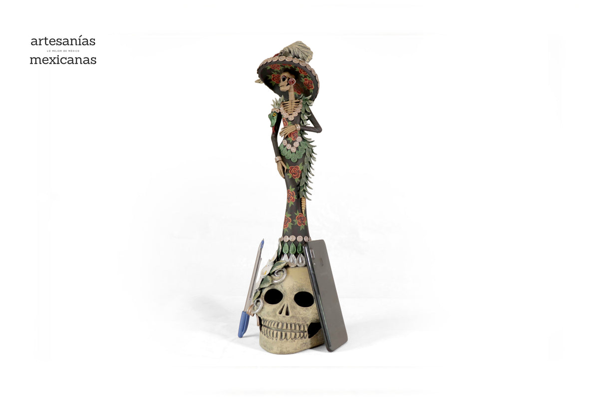 Catrina con flores rojas sobre calavera - 47 cm. 19 in.