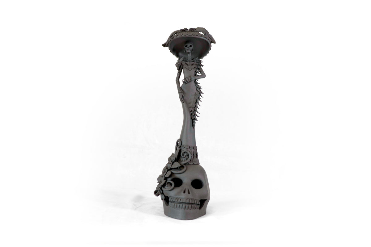 Catrina negra sobre calavera - 47 cm. 19 in.