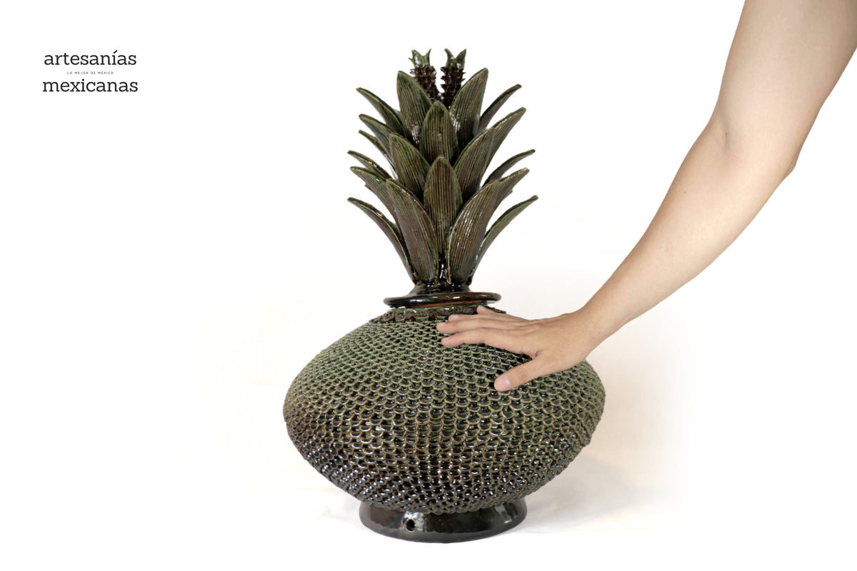 Piña michoacana de barro - Platillo verde - Pétalos finos - 60 cm. 24 in.